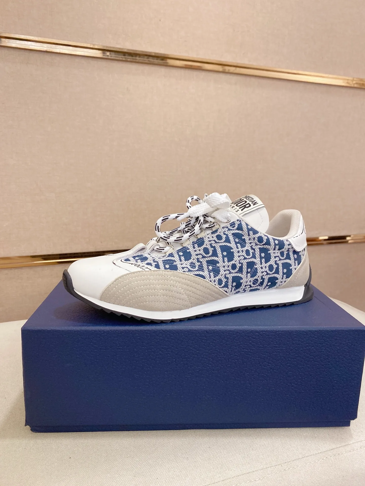 Men's shoes💰: 500💰Couple style💏 [Dior·Dior] New casual sports style men's shoes, new spring and summer design, perfect workmanship, lace-up lazy style to create wardrobe quality, upper: imported first-layer cowhide, mesh breathable lining soft and comfortable, ultra-light TPU wear-resistant outsole, simple, versatile fashion men's shoes, excellent color code number 35--44. (45,46 customized items are not returnable or exchangeable)